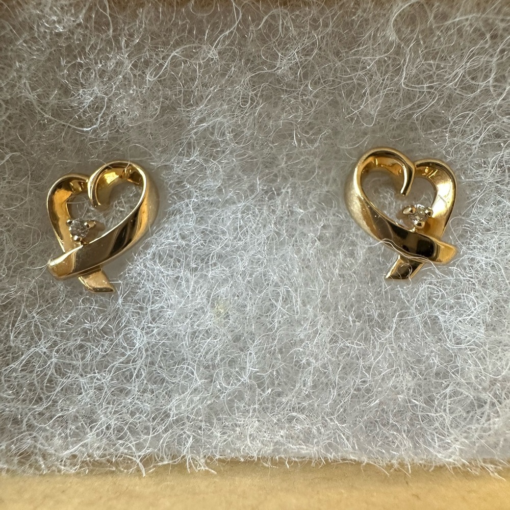 14k yellow gold and diamond heart earrings